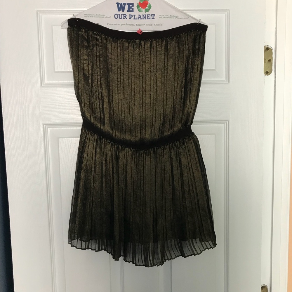 Strapless dress.